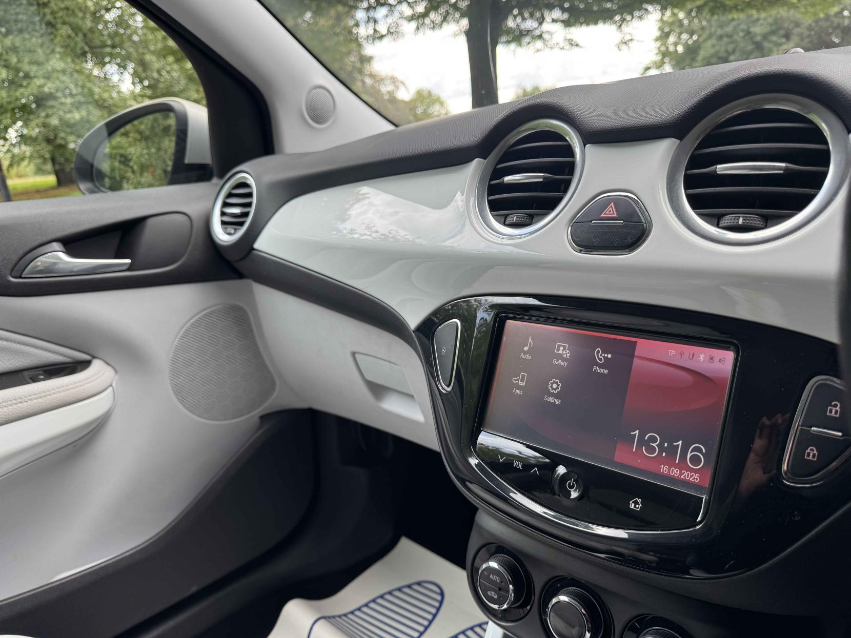 Vauxhall ADAM 1.4 16v White Edition Hatchback 3dr Petrol Manual Euro 5 (87 ps)