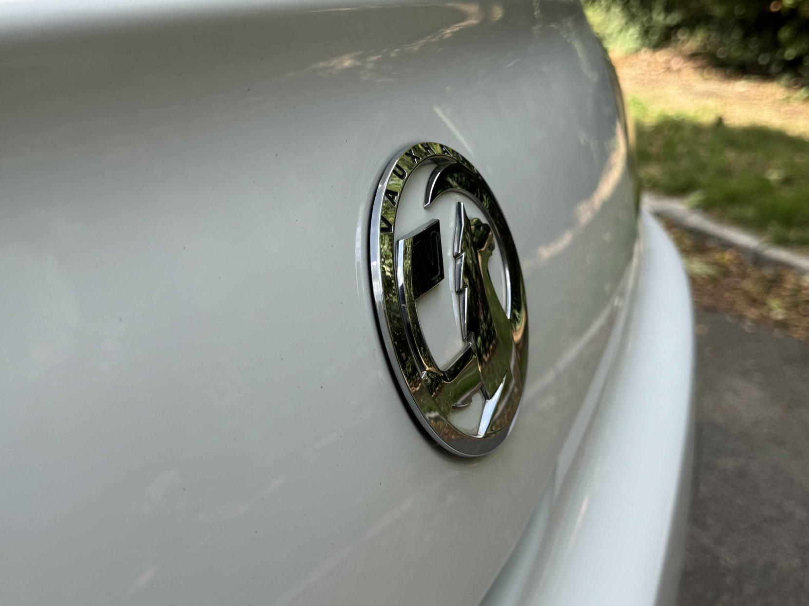 Vauxhall ADAM 1.4 16v White Edition Hatchback 3dr Petrol Manual Euro 5 (87 ps)